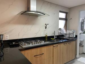Η κουζίνα ή μικρή κουζίνα στο Apartamento 03 com tudo para excelente acomodação