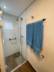 Ένα μπάνιο στο Apartamento 03 com tudo para excelente acomodação