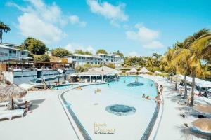 una piscina presso il resort Black Drupal di 913 Sweety Diamond View a Le Diamant
