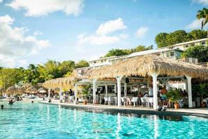 un resort con piscina e tetto di paglia di 913 Sweety Diamond View a Le Diamant