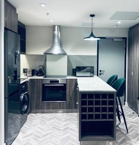 Kuchyň nebo kuchyňský kout v ubytování 1 Bedroom Modern Apartment Foreshore Place CBD