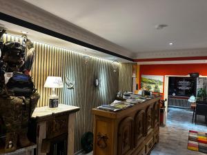 Una habitación con un vestíbulo con un escritorio y una habitación con una habitación. en La casa de vacaciones-Obermaubach, en Kreuzau