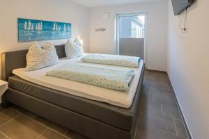 two beds in a small room with at Oase am Siel 4 in Dornumersiel