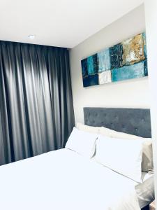 Postel nebo postele na pokoji v ubytování 1 Bedroom Modern Apartment Foreshore Place CBD