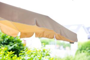 a close up of a yellow umbrella at DKK1c Ferienwohnung Mole 1 in Niendorf