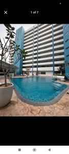 una grande piscina di fronte a un edificio di Mutiara Melaka Beach Resort a Kampong Pantai Dusun