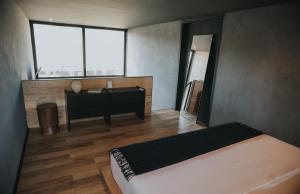 una camera da letto con un letto e una scrivania di Dolmen Hotel Boutique a Ensenada