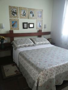 Un dormitorio con una cama grande con flores. en Hospedaria da Josilene, en Florianópolis