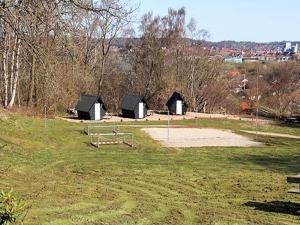 オーベンローにあるSplendid cabin in camping resortの野原の納屋2つとベンチ付き公園 +53枚の写真