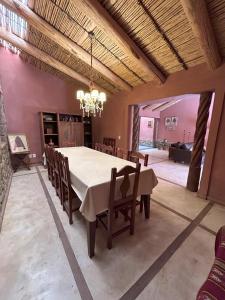 a dining room with a white table and chairs at La Elegida in Tilcara