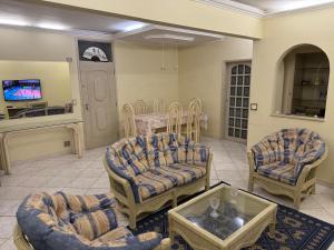 グアルジャにあるApartamento com vista marのリビングルーム(椅子、テーブル、テレビ付)