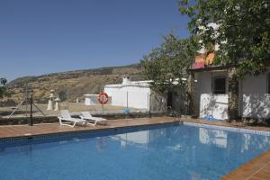 Bazén v ubytování Hostal Rural Poqueira nebo v jeho okolí