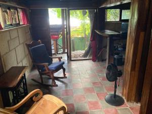 ein Wohnzimmer mit zwei Stühlen und einem Tisch in der Unterkunft 1 bedroom apartment 150m from the Bay of San Juan in San Juan del Sur