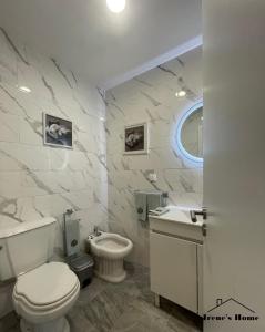 un bagno bianco con un water e un lavandino di Irene s Home a Lourinhã Altre 17 foto