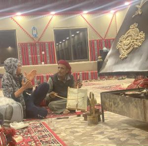 un hombre y una mujer sentados en el suelo en Ahmad and Fatima's Traditional Bedouin Camp, en Wadi Rum 32 fotos más
