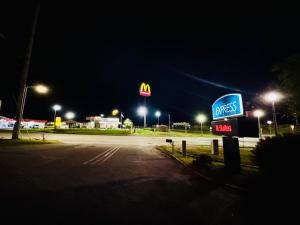Foto sihtkohas Junction City asuva majutusasutuse Express inn Junction city galeriist