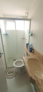 une salle de bain blanche avec toilettes et lavabo dans l'établissement IMPERDÍVEL APARTAMENTO em frente ao BURITI SHOPPING, à Aparecida de Goiânia 37 autres photos