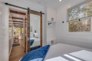 un dormitorio con una cama y una ventana en New - Oak Glen MicroCabin - Rare, en Broken Bow
