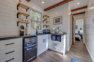una cocina con fregadero y estufa en New - Oak Glen MicroCabin - Rare, en Broken Bow