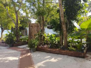 Κήπος έξω από το Villa Umi Panglao Resort
