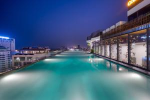 Bazén v ubytování Golden Lotus Grand Da Nang - Panoramic Rooftop Bar & Daily Afternoon Tea nebo v jeho okolí
