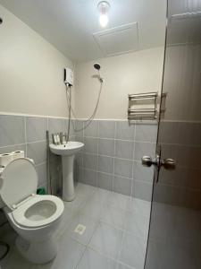 um banheiro com vaso sanitário e pia em Yuki's Place 1516 em Lapu Lapu City