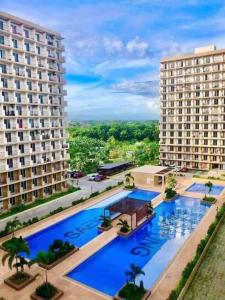 uma vista aérea de dois grandes edifícios e uma piscina em Yuki's Place 1516 em Lapu Lapu City
