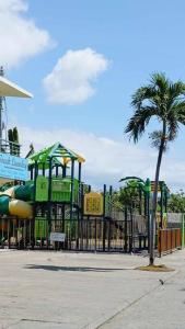 um parque infantil num parque com uma palmeira em Yuki's Place 1516 em Lapu Lapu City mais 11 fotografias