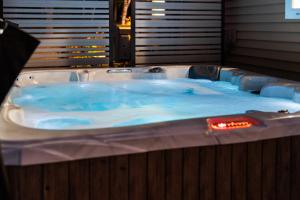 Gambar di galeri bagi Lakefront Retreat, Mins to Dtown, Firepit, Hot Tub, Pet friendly! di Charlevoix