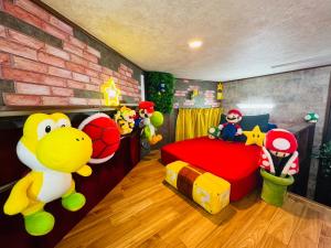 een slaapkamer met een Mickey Mouse-bed en speelgoed bij Hotel Emiru 敷地内駐車場2台 in Osaka +28 foto's