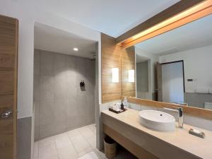 a bathroom with a sink and a shower at Ao Prao Resort in Ko Samed