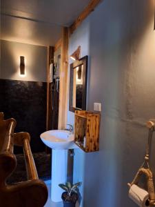 un baño con lavabo y espejo en Mountain view house with AC El Nido corong corong, en El Nido