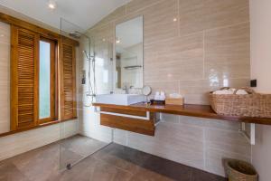 ein Badezimmer mit Waschbecken und Spiegel in der Unterkunft Mae Ya Resort in Ko Tao