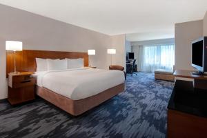 een hotelkamer met een bed en een flatscreen-tv bij Fairfield Inn and Suites by Marriott Rochester West/Greece in Rochester +42 foto's
