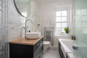 Ванная комната в Victoria Cottage +21 фотография