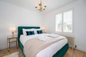 Кровать или кровати в номере Victoria Cottage