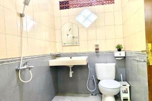 a bathroom with a toilet and a sink at Griya Berkah Syariah in Kutoarjo +38 photos