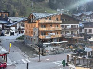 a large wooden building in the middle of a city at Appartement cosy 3 pièces, pied des pistes, parking, Pralognan - FR-1-464-242 in Pralognan-la-Vanoise +1 photo