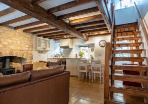 a living room with a couch and a kitchen at Diston's Lane - Beautiful 2BD Home, Perfect For Family Retreat! in Chipping Norton