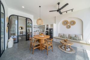 Η κουζίνα ή μικρή κουζίνα στο Anaya Villa +2 φωτογραφίες
