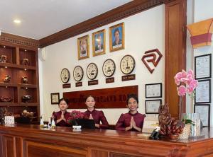 シェムリアップにあるRubyLand Hotelのサロンのカウンターに三人の女性が座っている +31枚の写真