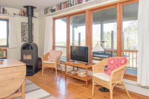 Μια τηλεόραση ή/και κέντρο ψυχαγωγίας στο Amazing Home In Knebel With 2 Bedrooms And Wifi