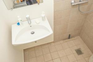 Ένα μπάνιο στο Amazing Home In Knebel With 2 Bedrooms And Wifi