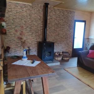 un soggiorno con tavolo in legno e camino di Casa Haza San Luis a Riópar