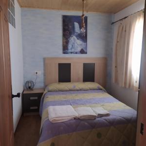 a bedroom with a bed with two towels on it at Casa Haza San Luis in Riópar