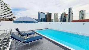 Bazén v ubytování Custom Design Loft With City Views And Rooftop Pool nebo v jeho okolí