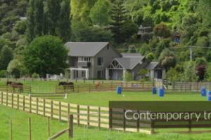 une ferme avec des chevaux dans un champ avec une maison dans l'établissement Lake Okareka Cottage, à Rotorua