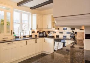 Dapur atau dapur kecil di Charming 2 Bed House in Tewkesbury Centre