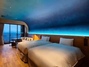 Postel nebo postele na pokoji v ubytování Kobe Suma Seaworld Hotel