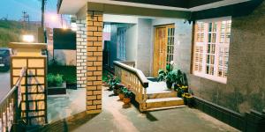 Bazén v ubytování Moon Glade Cottage, Homestay Coorg, Madikeri nebo v jeho okolí